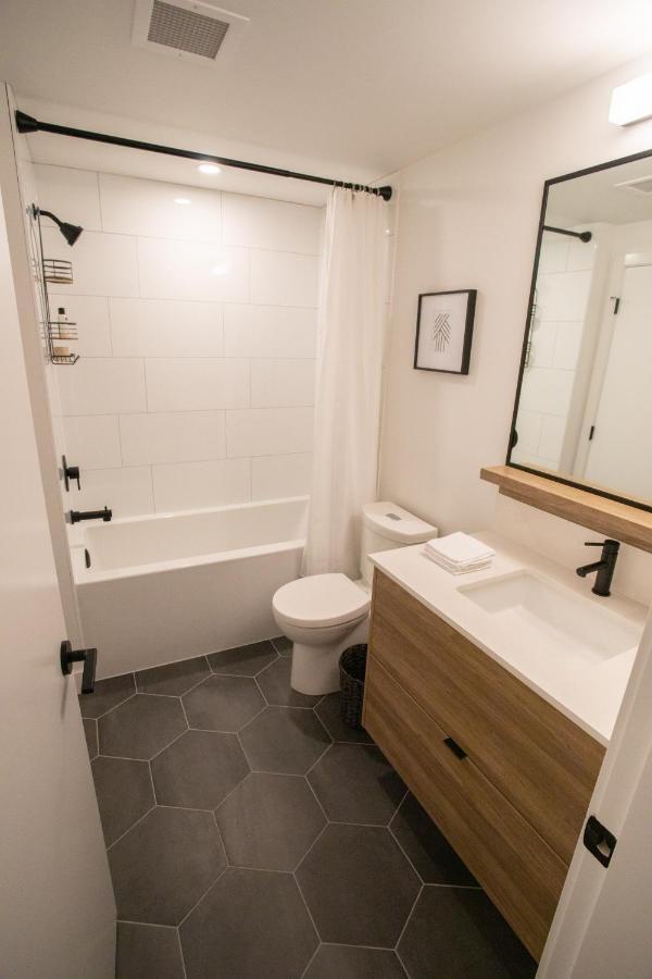 Awesome View 21 Two Bedroom One Bath Downtown Lake View Near Beach Κελόουνα  Εξωτερικό φωτογραφία