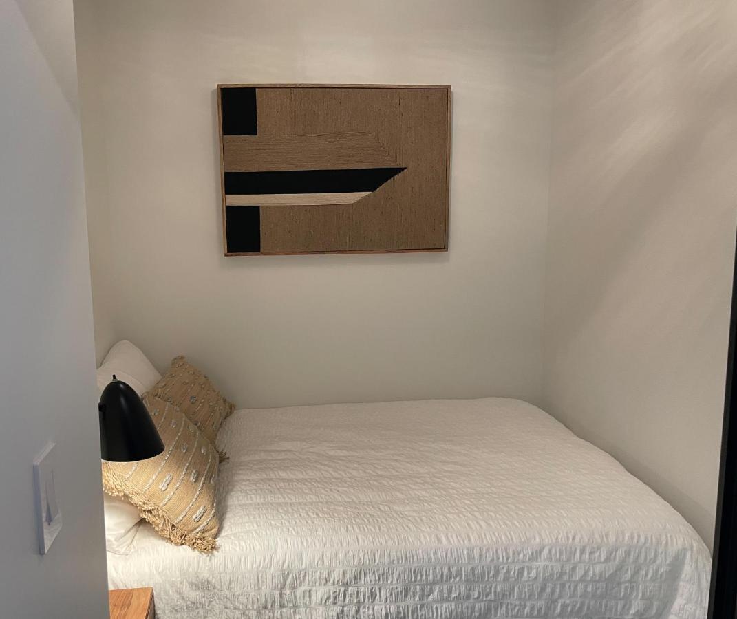 Awesome View 21 Two Bedroom One Bath Downtown Lake View Near Beach Κελόουνα  Εξωτερικό φωτογραφία