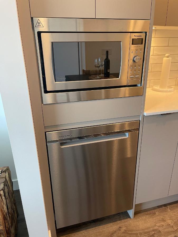 Awesome View 21 Two Bedroom One Bath Downtown Lake View Near Beach Κελόουνα  Εξωτερικό φωτογραφία